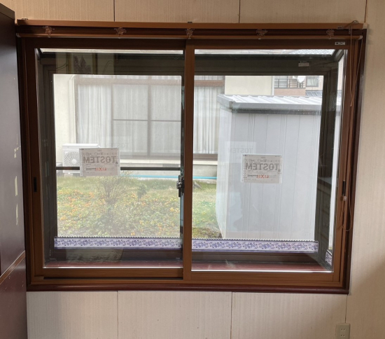 押田屋の出窓に内窓を取付させていただきました施工事例写真1