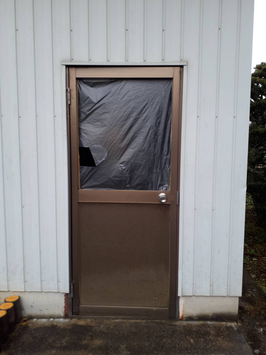 押田屋のカバー工法でドアを取替しましたの施工前の写真1