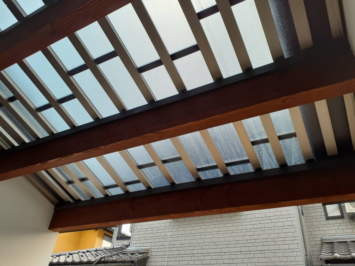 押田屋の屋根の間のスペースに彩光のある屋根を施工しましたの施工後の写真1