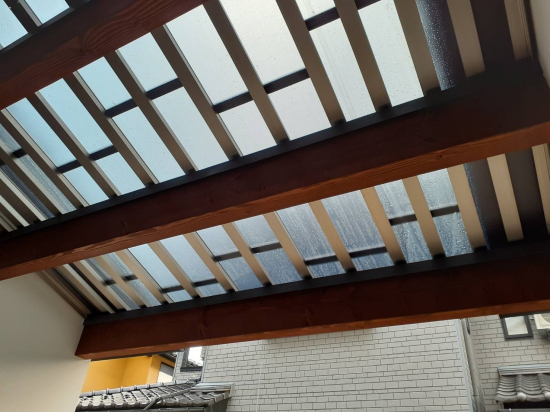 押田屋の屋根の間のスペースに彩光のある屋根を施工しました施工事例写真1