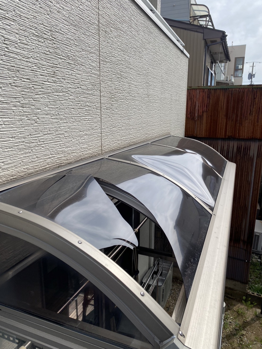 押田屋のサンルームの屋根のパネルを取替させていただきましたの施工前の写真1