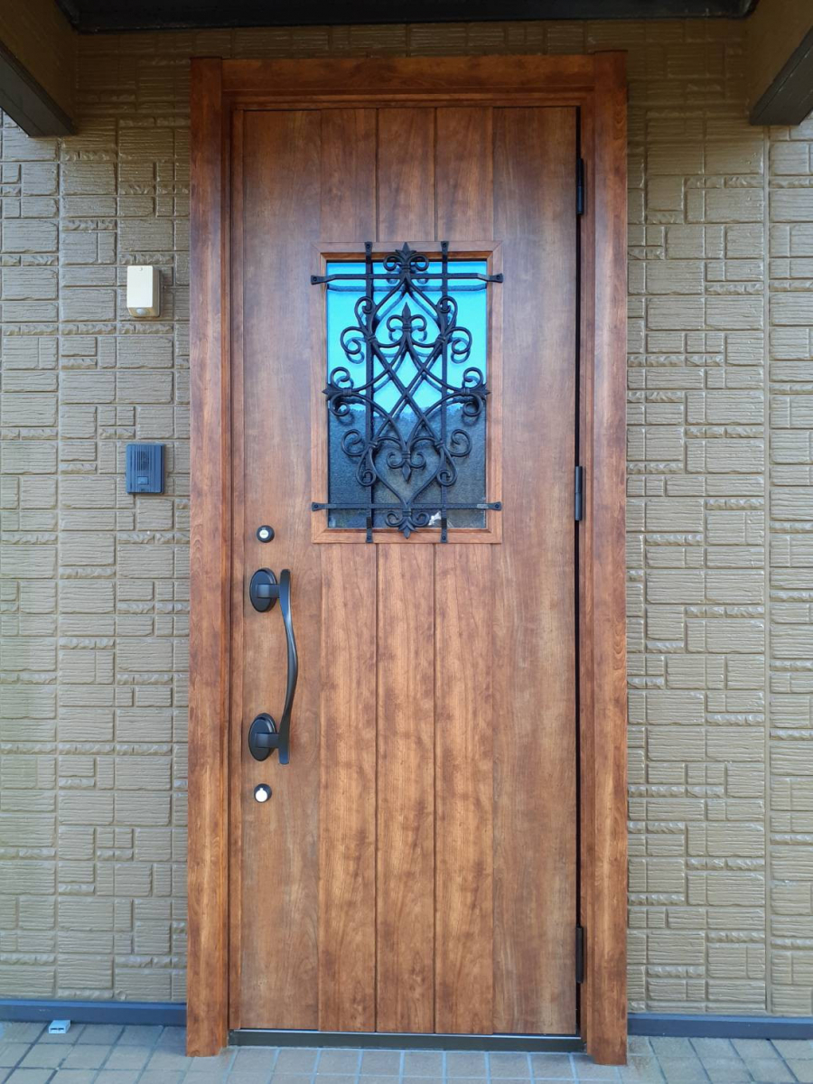 押田屋の玄関ドアの取替をさせていただきました。の施工後の写真1