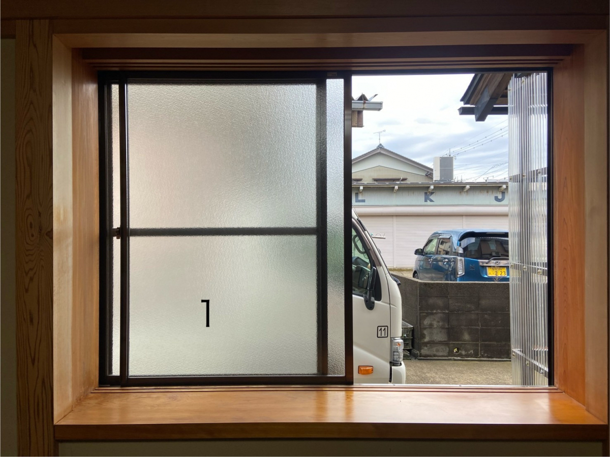 押田屋の和室の窓に"和障子のような"内窓を取り付けました♪の施工前の写真1