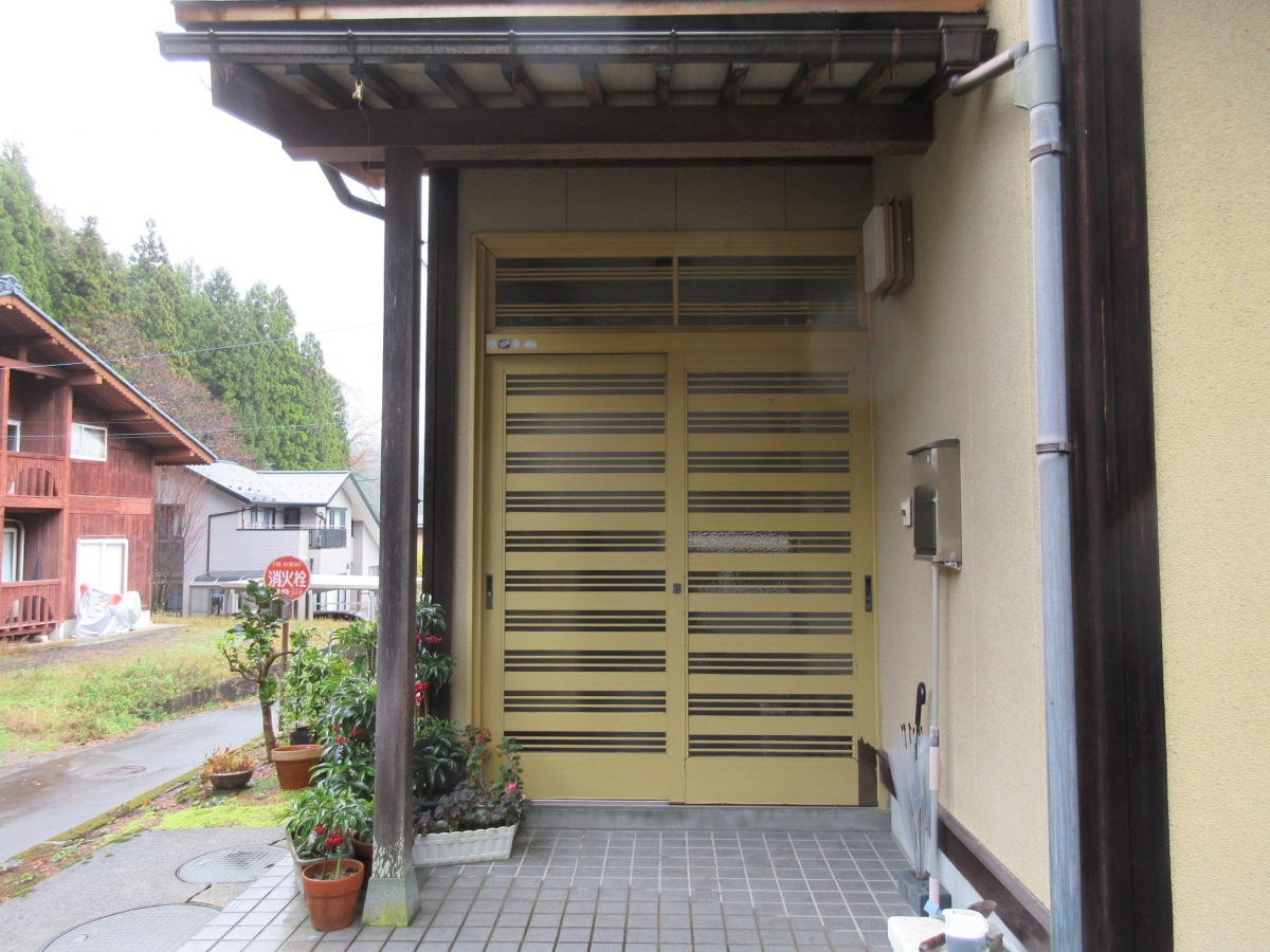 押田屋の玄関の引き戸を”カバー工法”で取替えました!の施工前の写真1