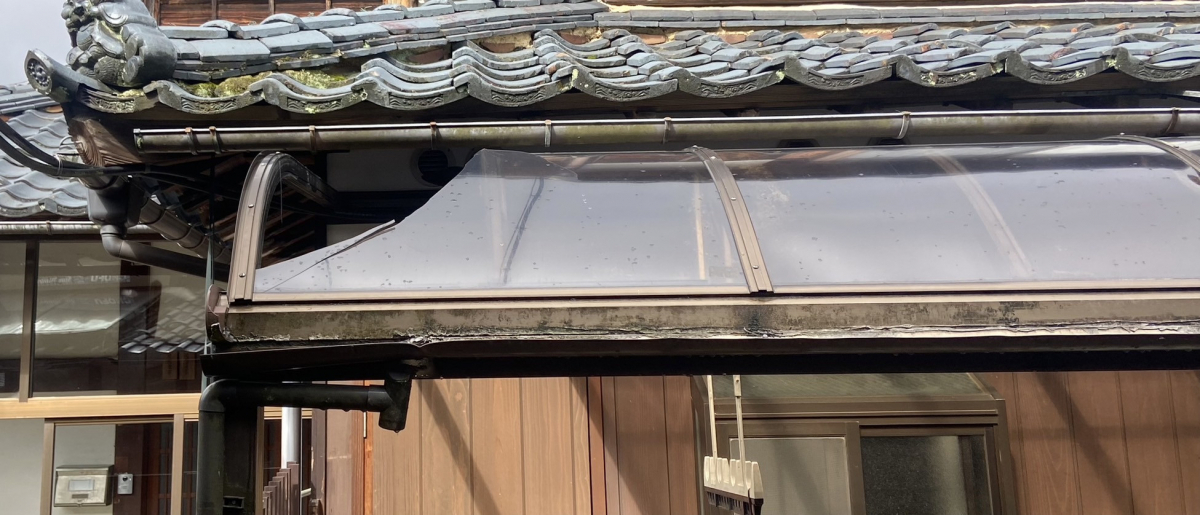 押田屋の落雪で割れてしまったテラス屋根を新しいものに交換させていただきました!の施工前の写真2