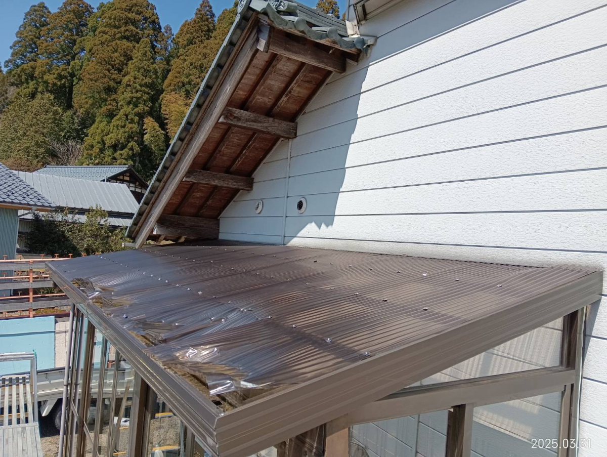 押田屋のバルコニーの屋根波板張替を修繕の施工前の写真1