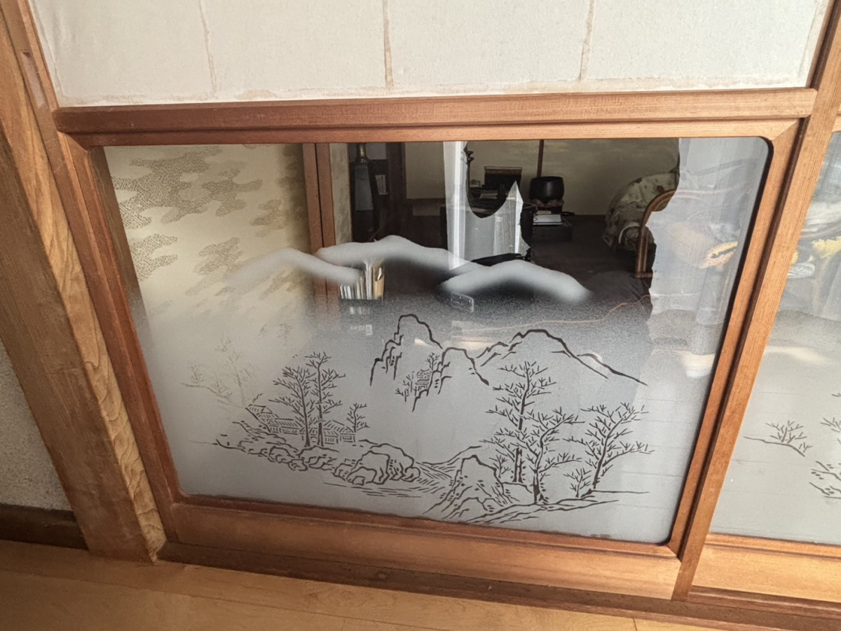 押田屋の和室の引戸の硝子の割替をさせていただきましたの施工後の写真1