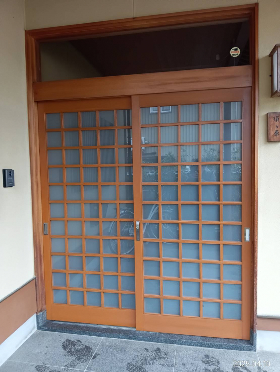 押田屋の【施工事例】玄関引戸をリフレッシュ!木製戸の塗装とガラス交換で、見た目も使い心地もアップの施工後の写真1