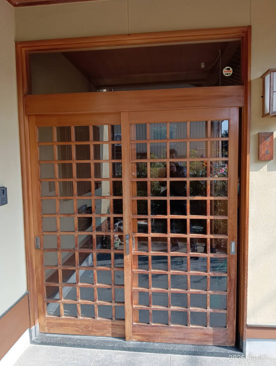 押田屋の【施工事例】玄関引戸をリフレッシュ!木製戸の塗装とガラス交換で、見た目も使い心地もアップの施工前の写真1