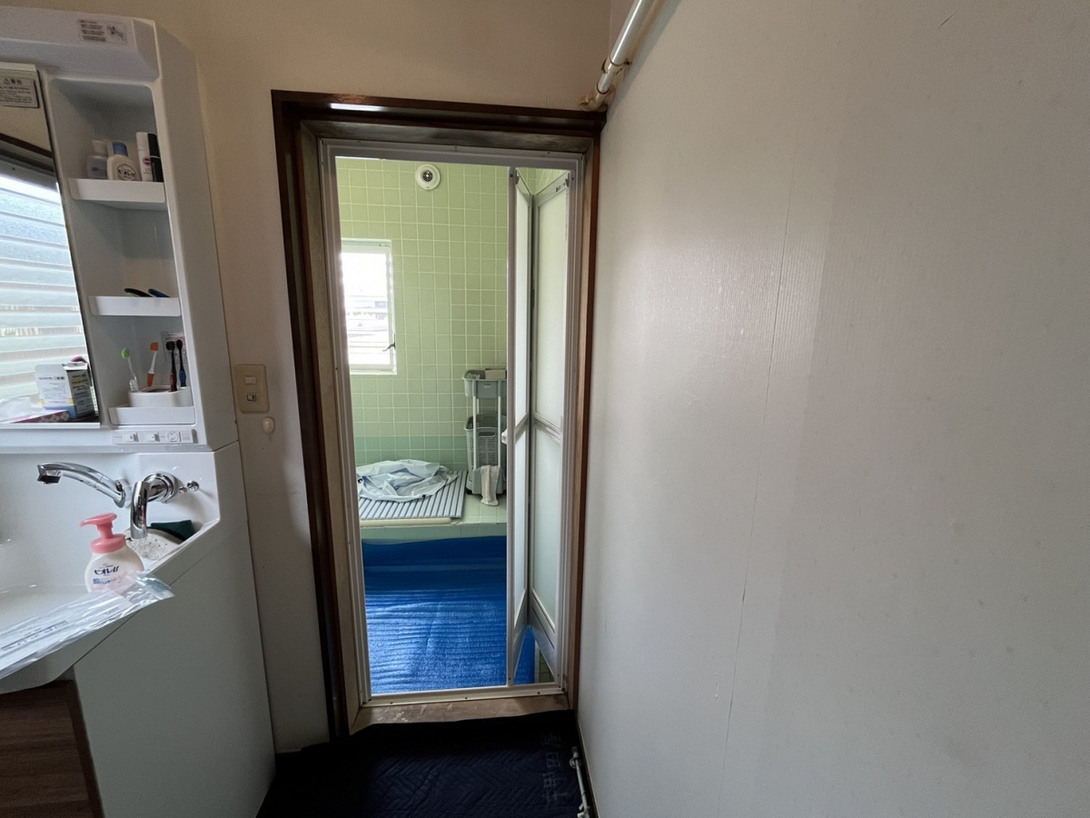 押田屋の傷んだ浴室ドアを取替しましたの施工前の写真1