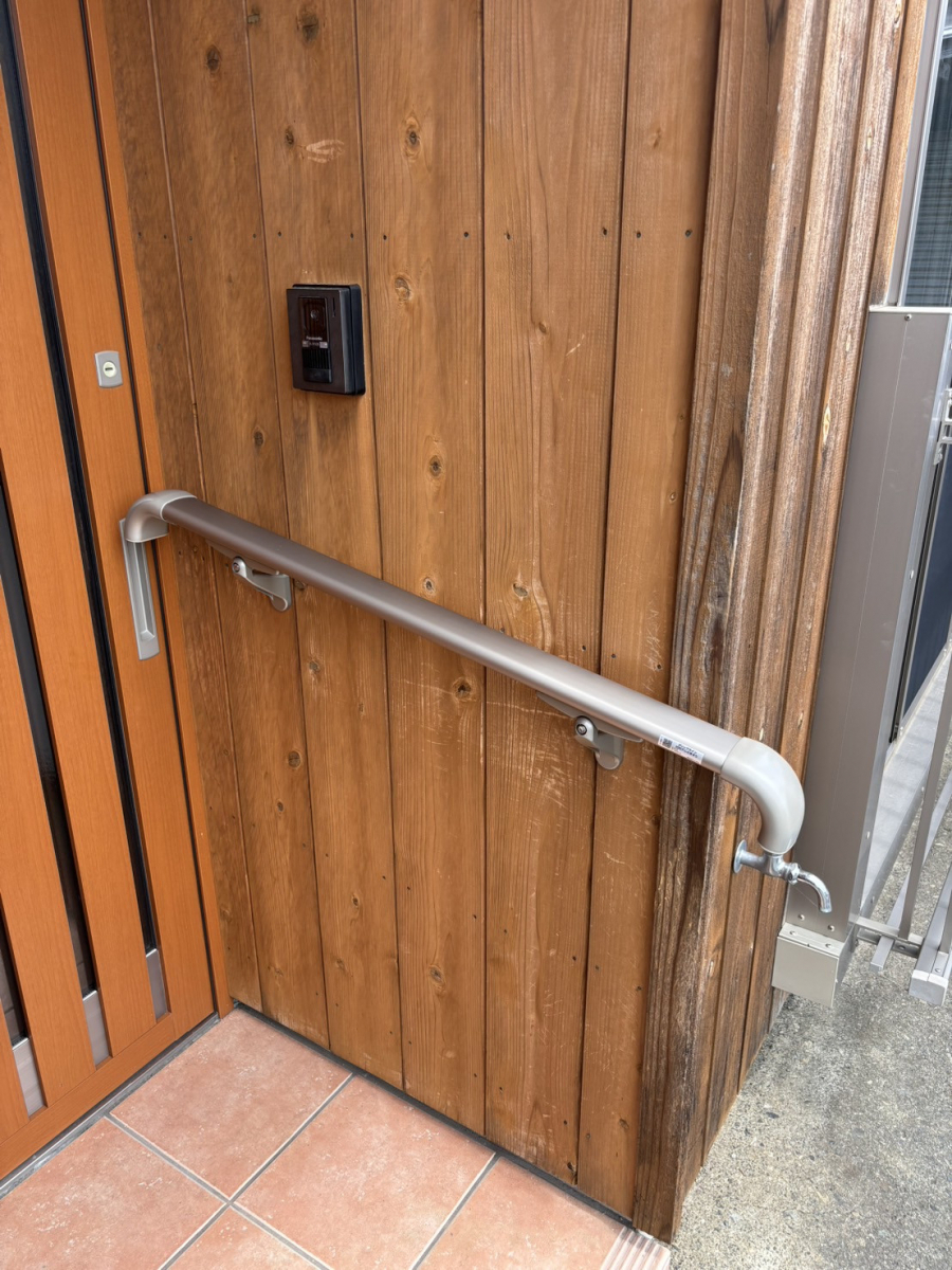 押田屋の玄関に手すりを取付させていただきました!LIXILグリップラインで玄関まわりに安心を✨の施工後の写真1