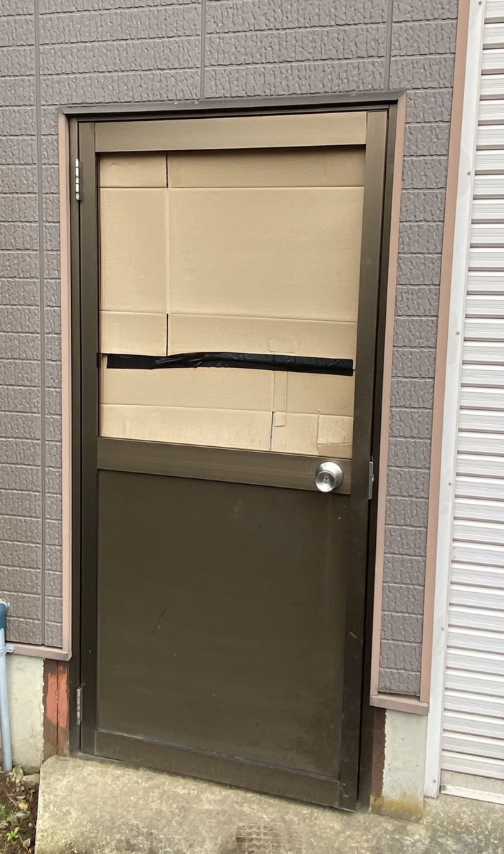 押田屋の勝手口ドアのガラス割れ替えの施工前の写真1