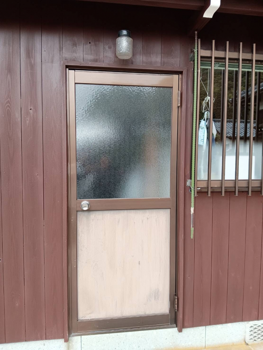 押田屋のカバー工法で勝手口ドアを取替しましたの施工前の写真1