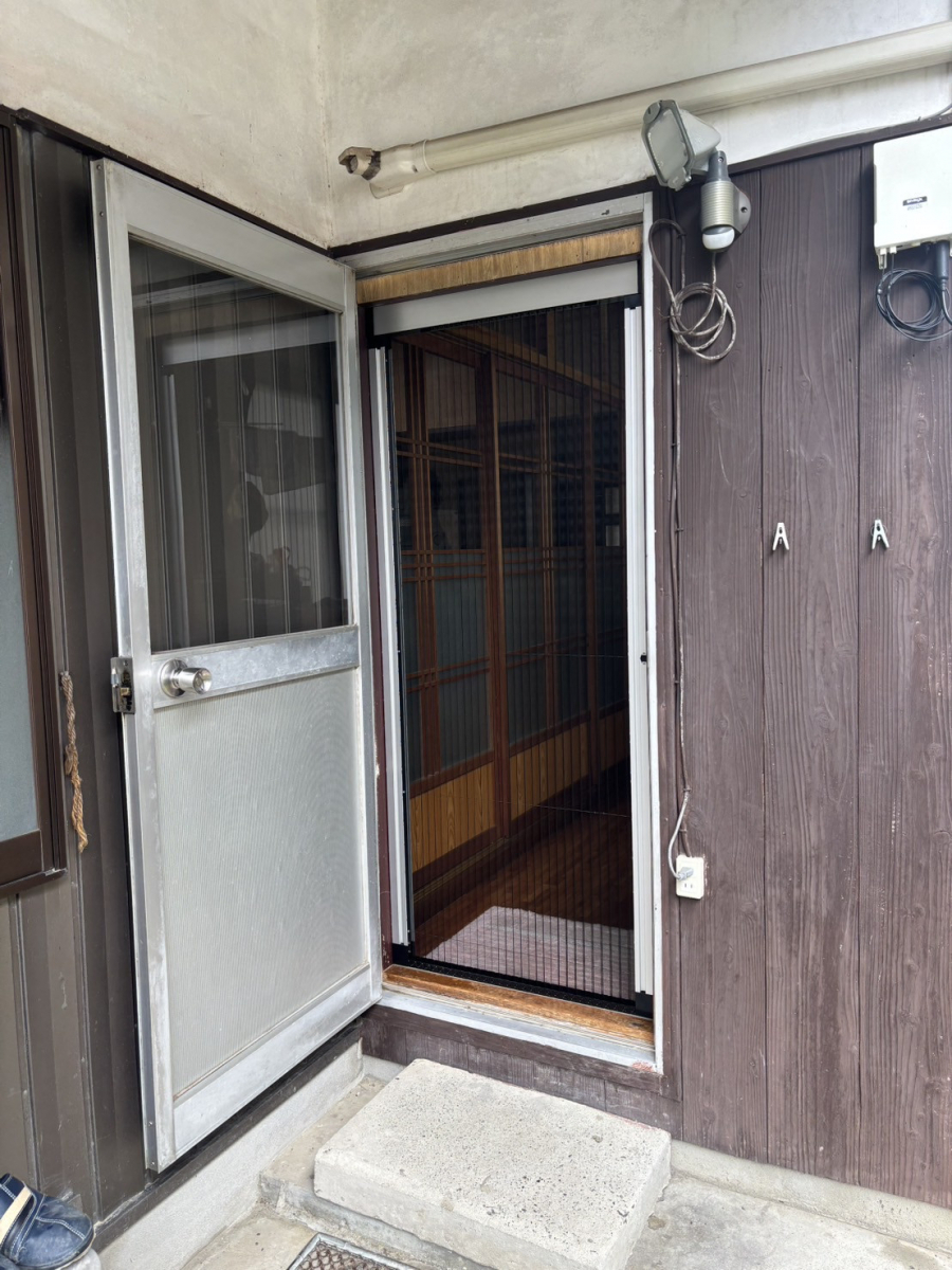 押田屋の後付け網戸で快適生活!LIXIL「しまえるんですα」を勝手口に施工しました♪の施工後の写真1