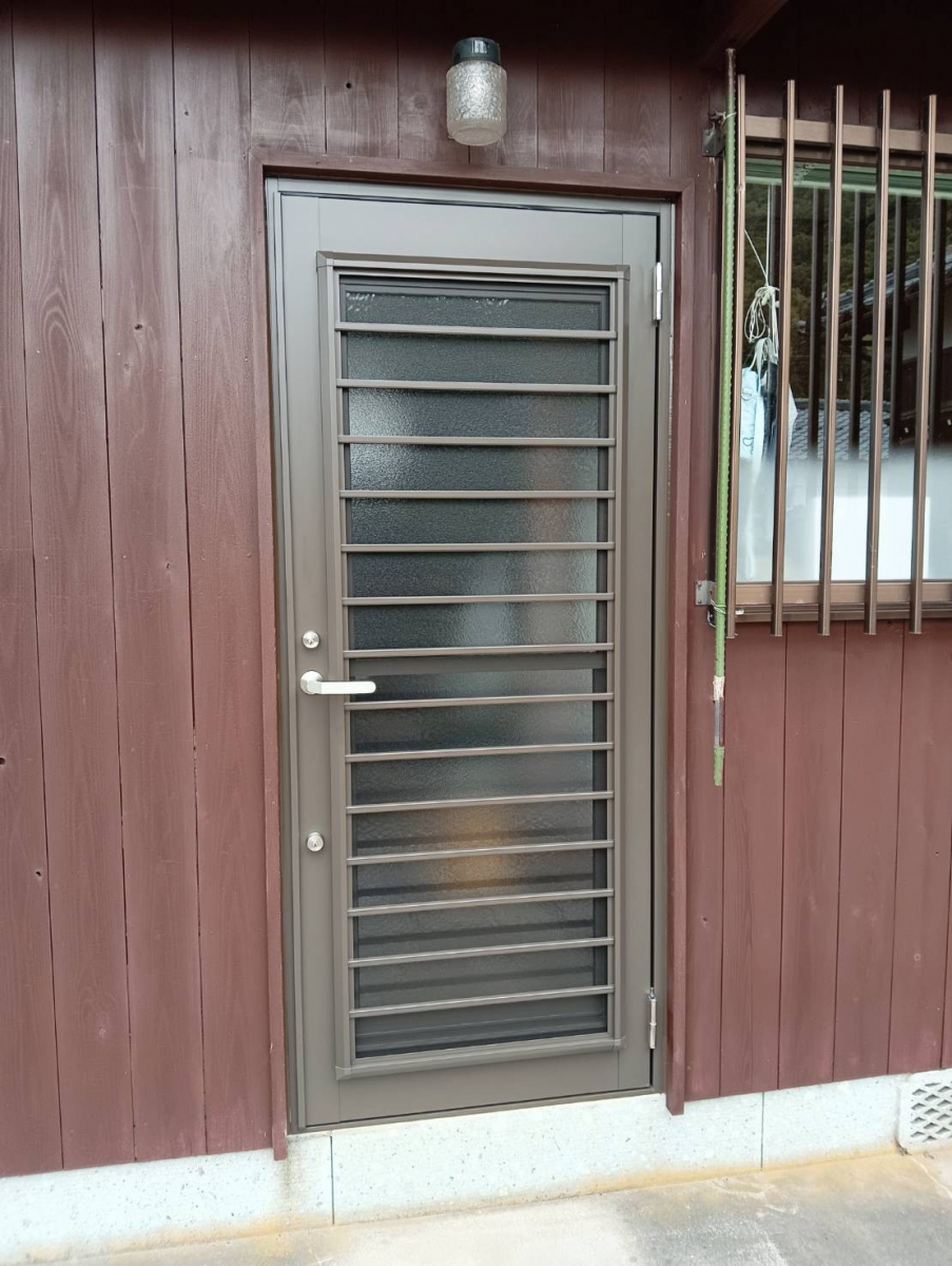 押田屋の🚪勝手口が「閉まらんドア」から「頼れるドア」へ!LIXILリシェントで防犯&採風もバッチリ✨の施工後の写真1