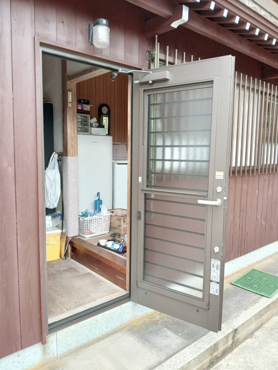 押田屋の🚪勝手口が「閉まらんドア」から「頼れるドア」へ!LIXILリシェントで防犯&採風もバッチリ✨の施工後の写真2