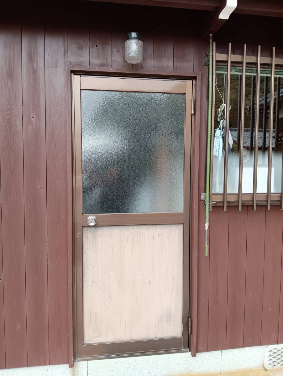 押田屋の🚪勝手口が「閉まらんドア」から「頼れるドア」へ!LIXILリシェントで防犯&採風もバッチリ✨の施工前の写真1