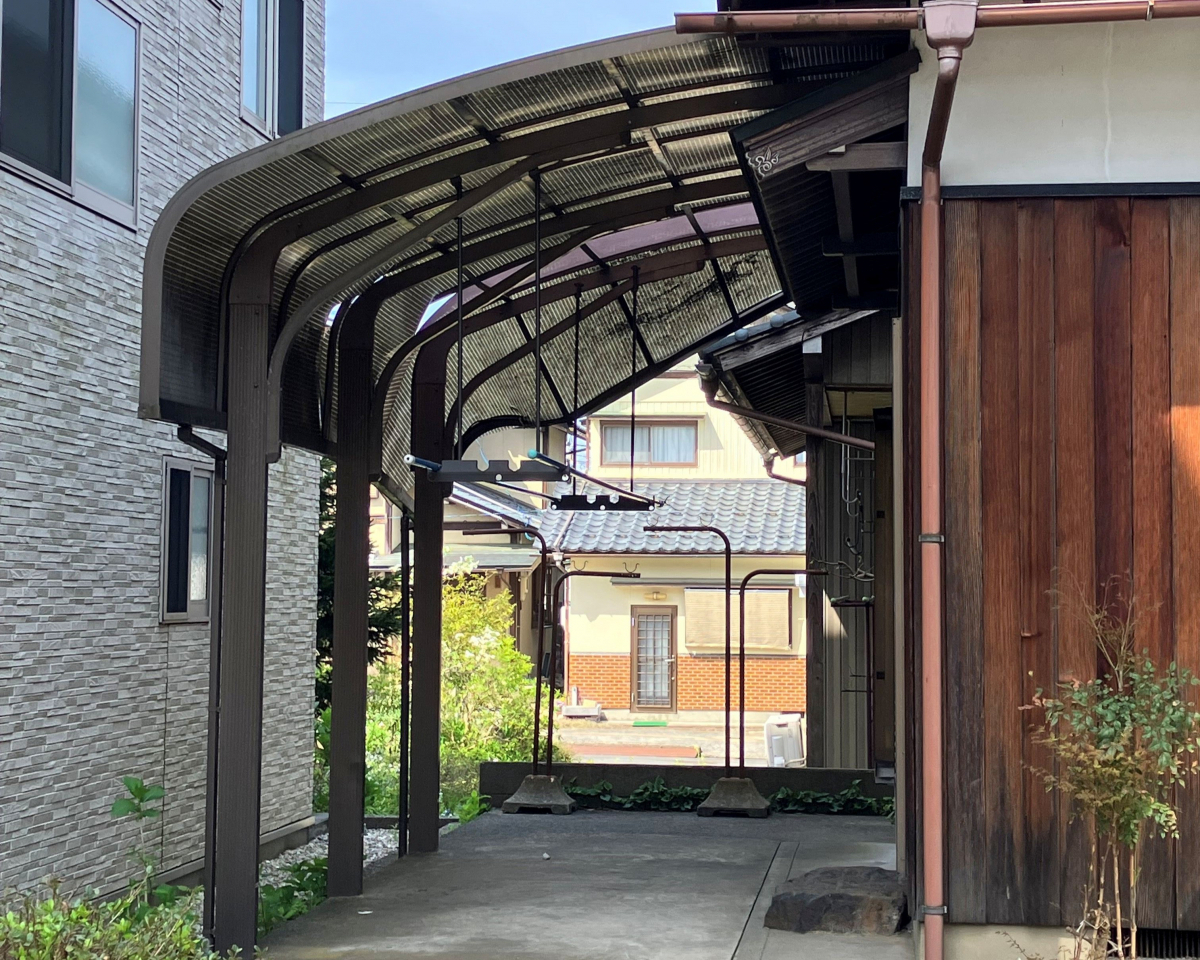 押田屋の雪で壊れたテラス屋根を新しく取替えしました！これで安心して洗濯物が干せます♪の施工前の写真1