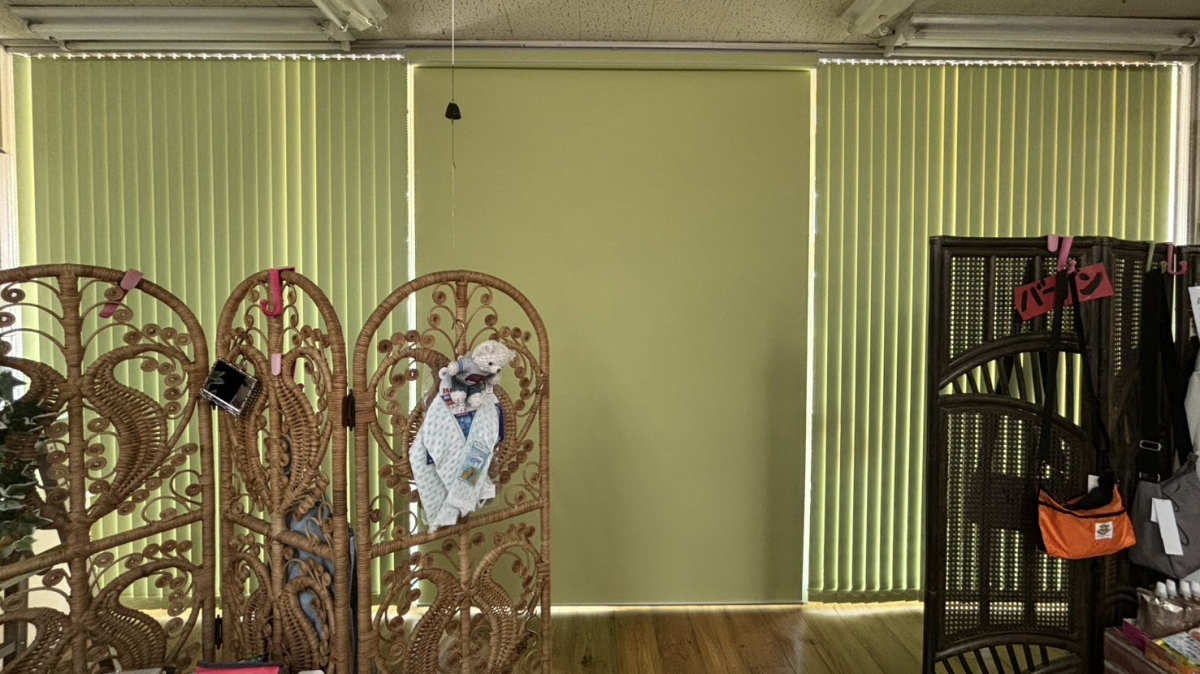 押田屋のお店の入口のブラインドが壊れてしまったので新しくしましたの施工後の写真1