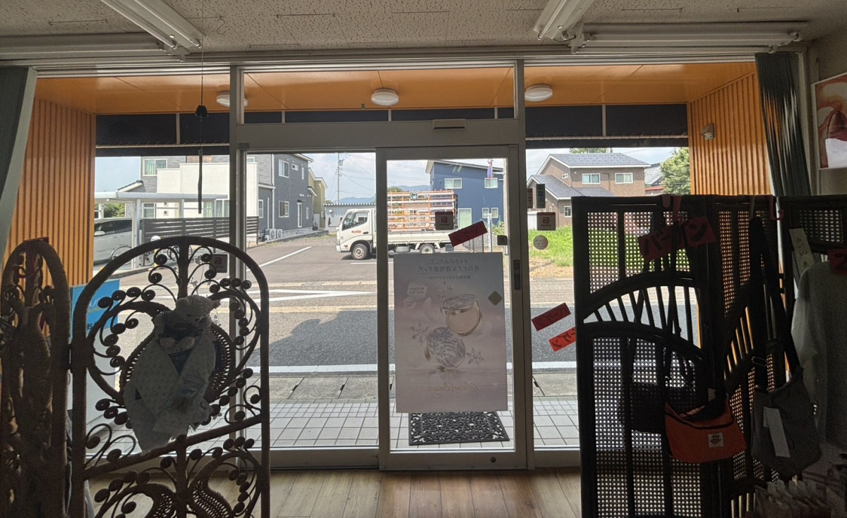 押田屋のお店の入口のブラインドが壊れてしまったので新しくしましたの施工前の写真1