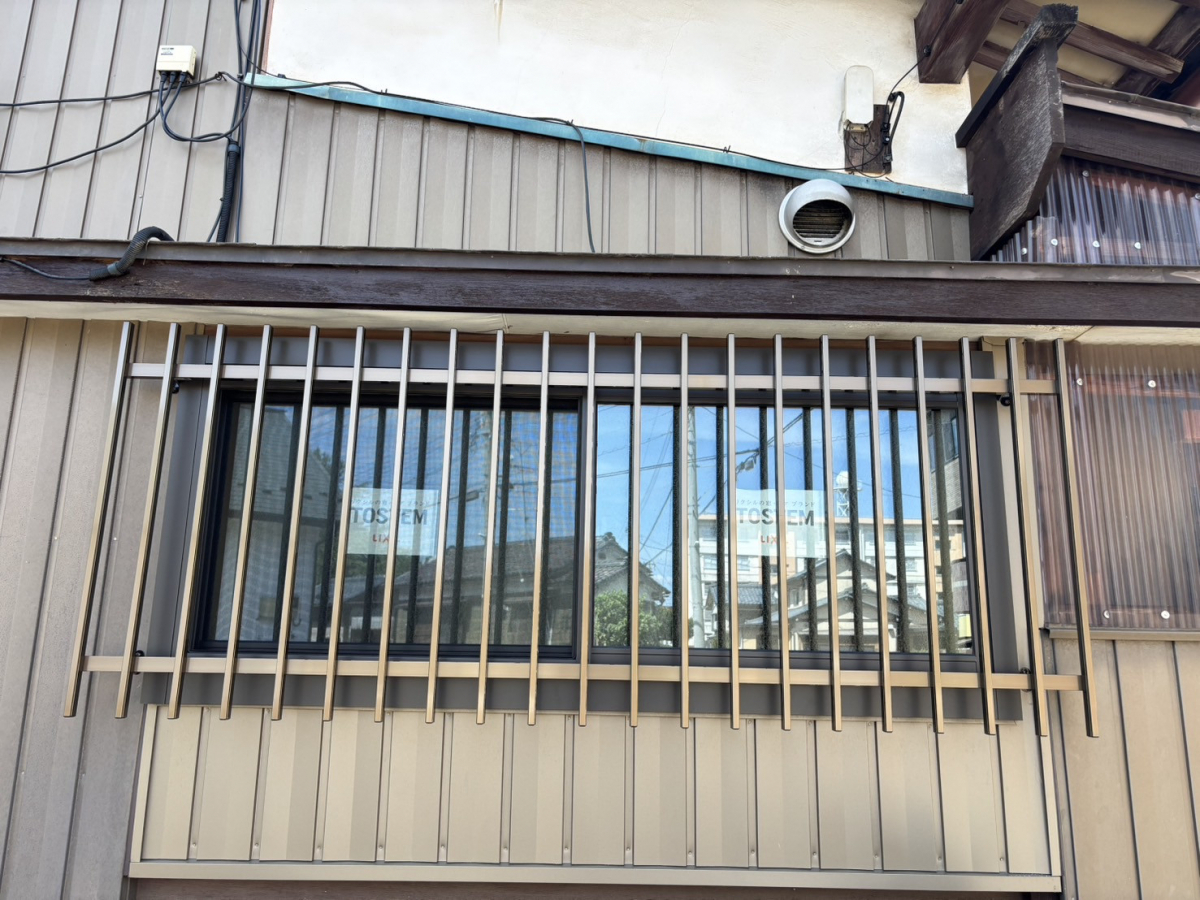 押田屋の壁を壊さずに、窓を取替！プラス面格子を取り付けて防犯性UP！の施工後の写真2
