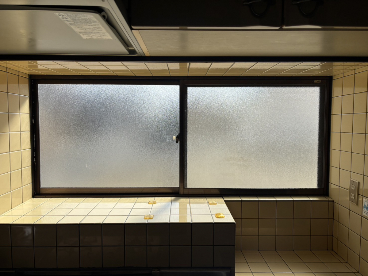 押田屋の壁を壊さずに、窓を取替！プラス面格子を取り付けて防犯性UP！の施工前の写真1