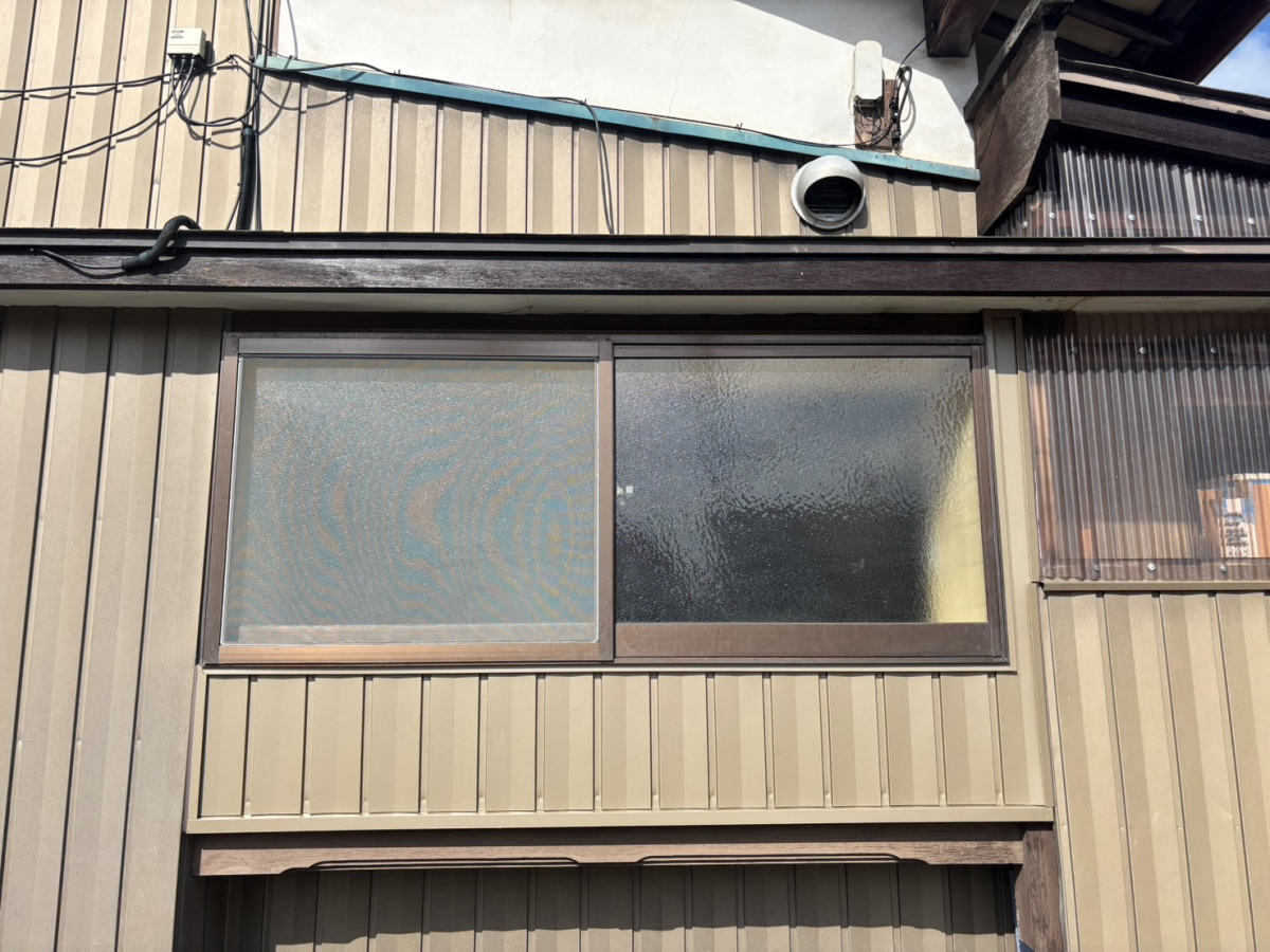 押田屋の壁を壊さずに、窓を取替！プラス面格子を取り付けて防犯性UP！の施工前の写真2