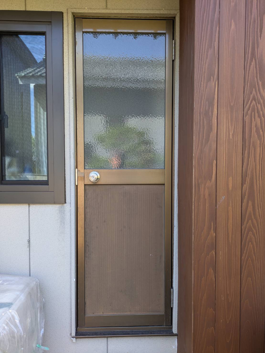 押田屋の勝手口ドアをカバー工法でリシェント勝手口ドアに取替ましたの施工前の写真1