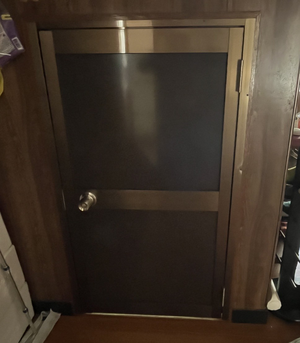 押田屋の木製のドアをアルミ製のドアに取替させていただきましたの施工後の写真2