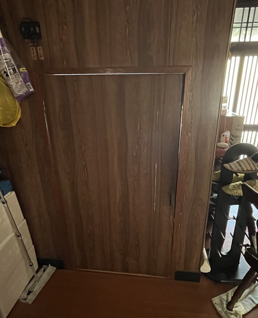 押田屋の木製のドアをアルミ製のドアに取替させていただきましたの施工前の写真2