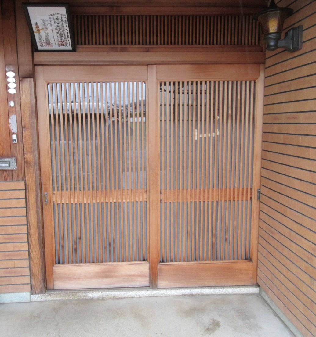 押田屋の玄関引戸を取替させていただきましたの施工前の写真1
