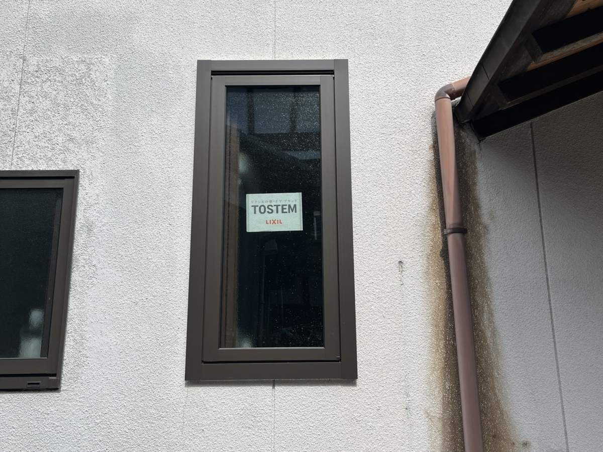 押田屋のジャロジー窓をカバー工法で縦辷り出し窓に取替ましたの施工後の写真1