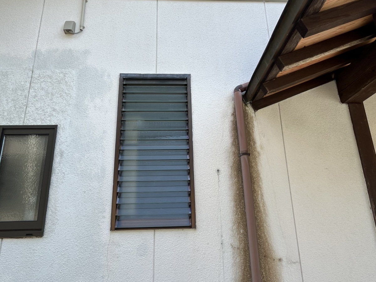押田屋のジャロジー窓をカバー工法で縦辷り出し窓に取替ましたの施工前の写真1
