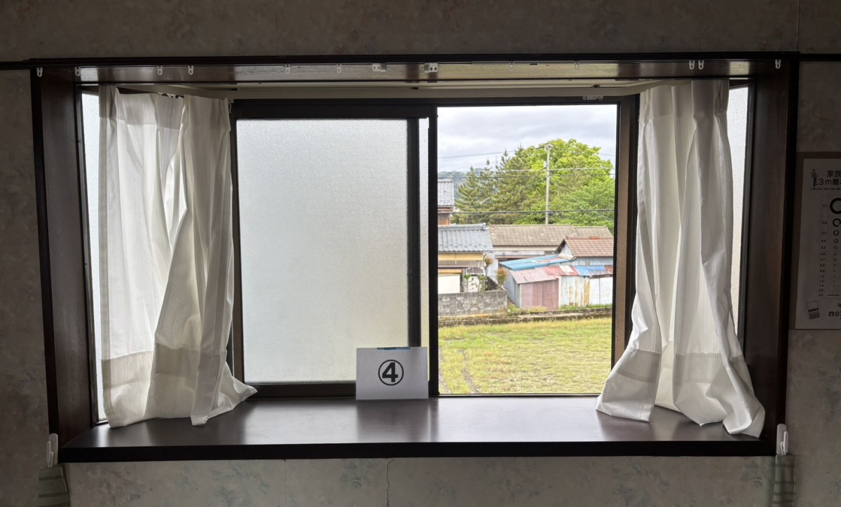 押田屋の出窓に内窓を取付させていただきましたの施工前の写真1