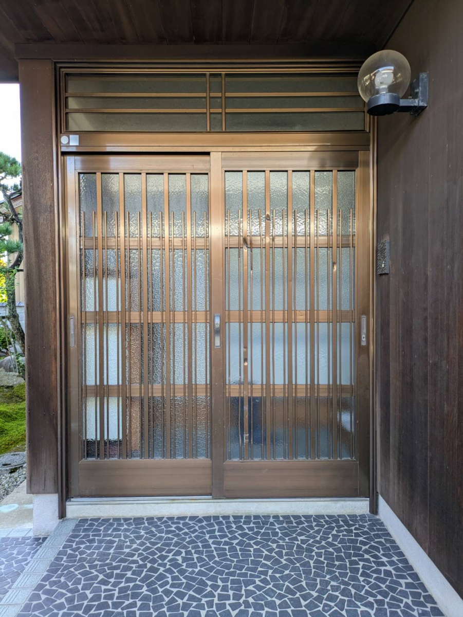 押田屋の断熱性、防犯性に優れたアルミ製玄関引戸へ取り替えしましたの施工前の写真1
