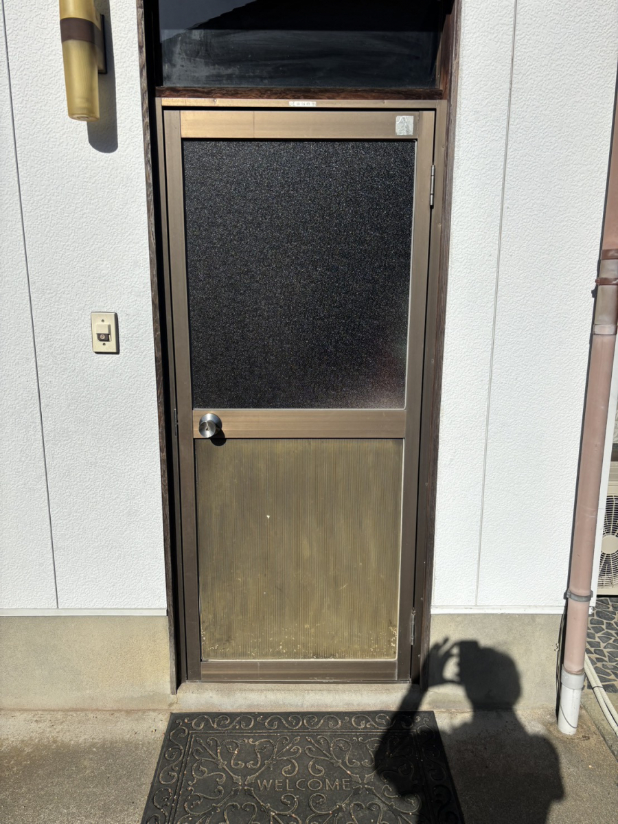 押田屋の勝手口ドアを採風タイプの勝手口ドアに取替ましたの施工前の写真1