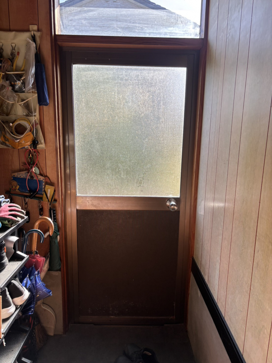 押田屋の勝手口ドアを採風タイプの勝手口ドアに取替ましたの施工前の写真2
