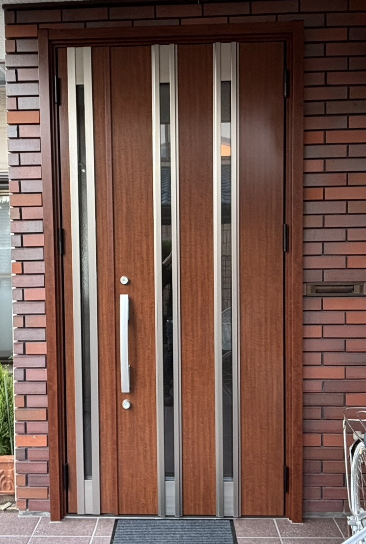 押田屋の玄関ドアをカバー工法で取替させていただきましたの施工後の写真1