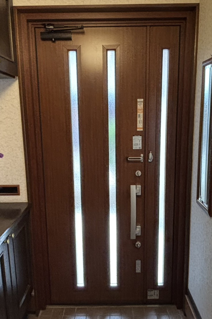 押田屋の玄関ドアをカバー工法で取替させていただきましたの施工後の写真2