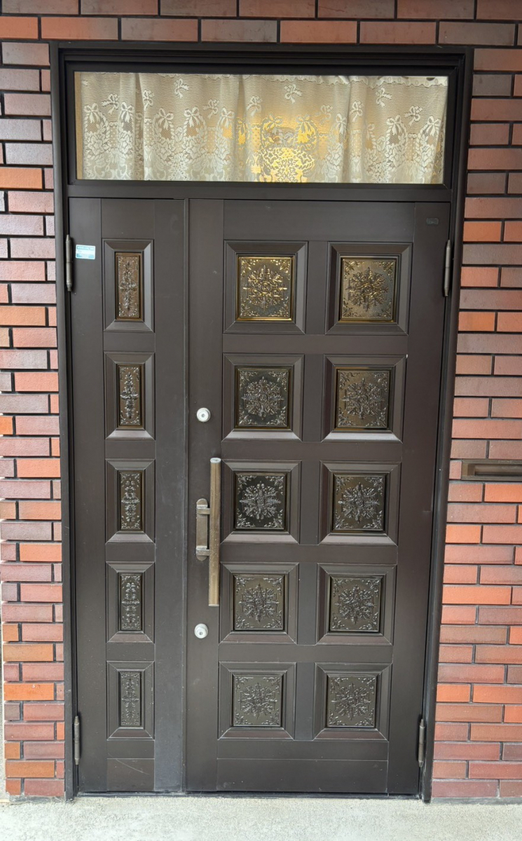 押田屋の玄関ドアをカバー工法で取替させていただきましたの施工前の写真1