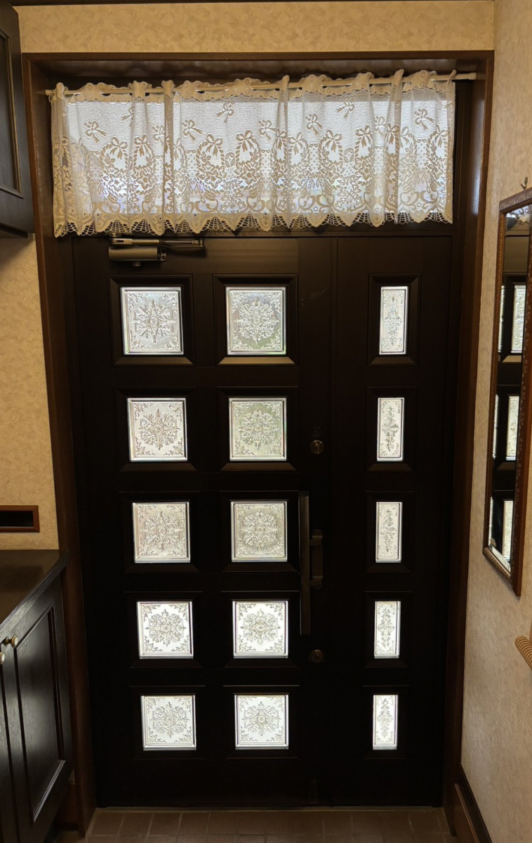 押田屋の玄関ドアをカバー工法で取替させていただきましたの施工前の写真2