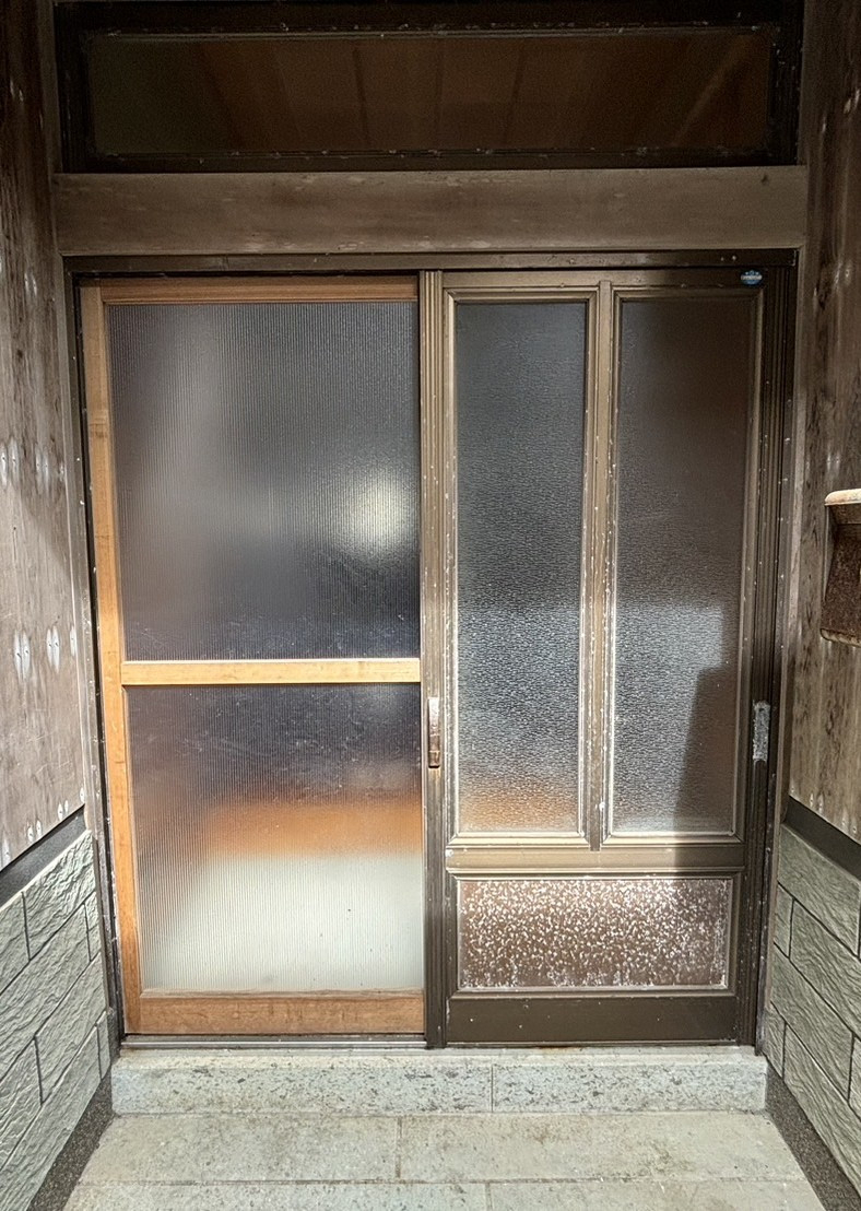 押田屋のLIXILリシェント玄関引戸で玄関を新しく取替えました！の施工前の写真1