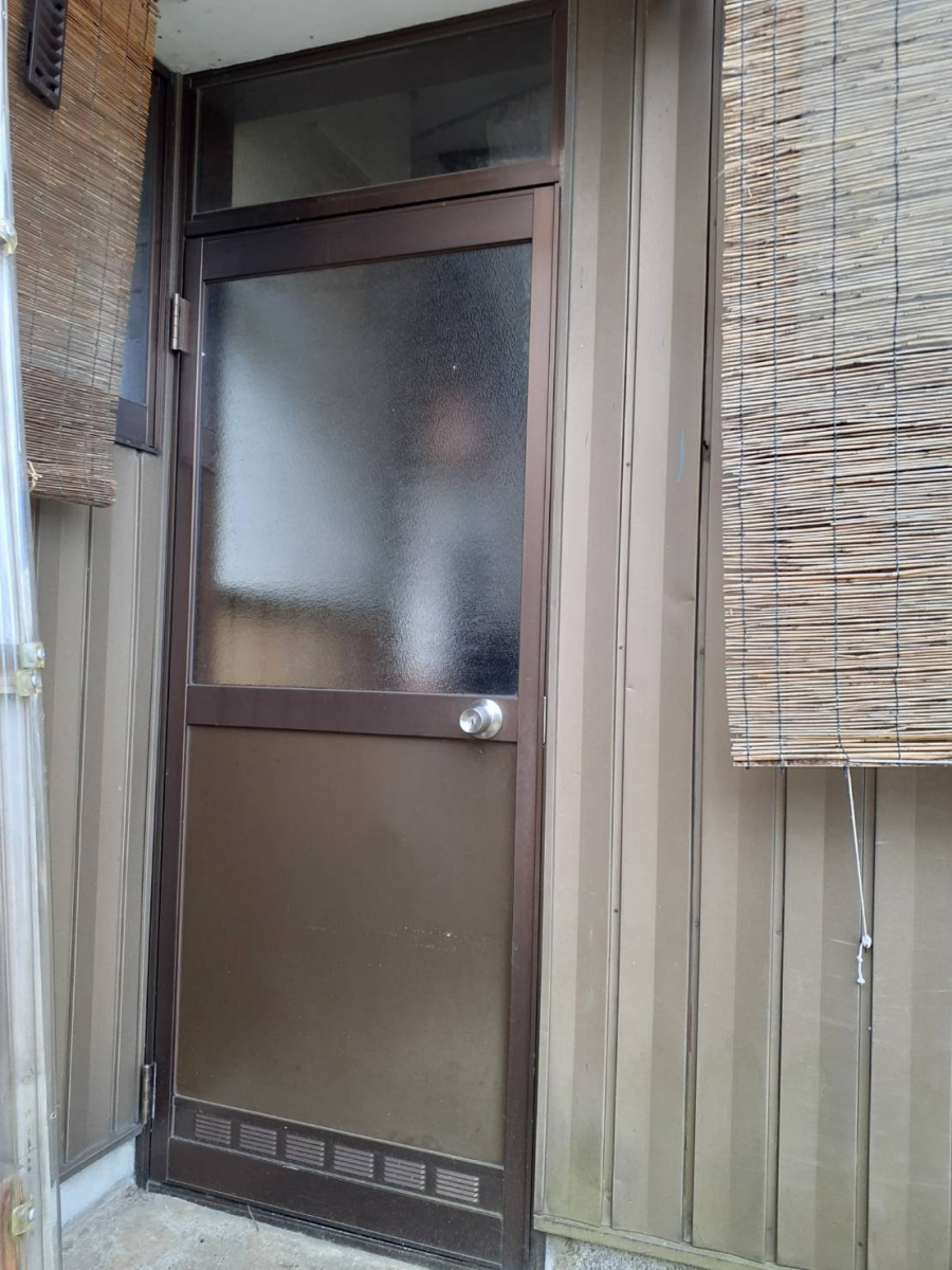押田屋のLIXILリシェント勝手口ドアで使いにくかった勝手口を快適にリフォームしました！の施工前の写真1