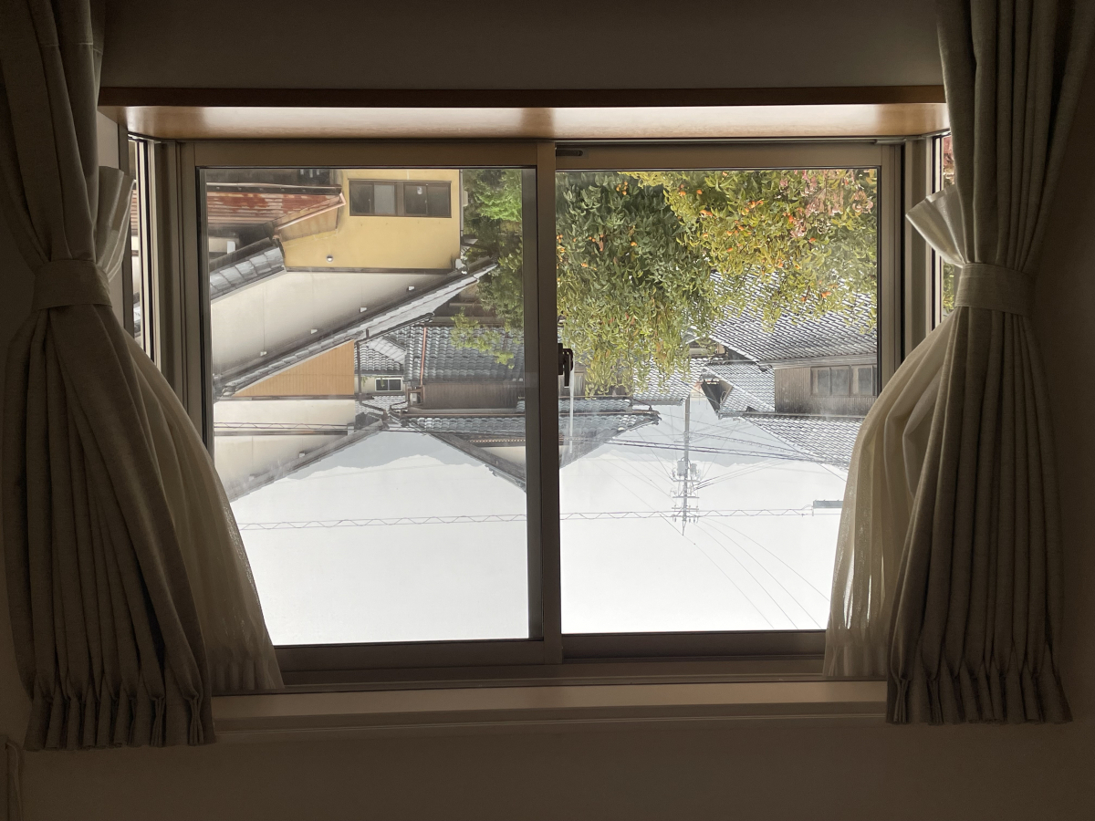 押田屋の出窓にも防犯対策できる内窓を取り付けしましたの施工前の写真1