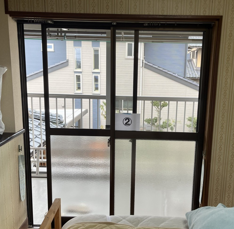 押田屋の掃出し窓に内窓をつけさせていただきましたの施工前の写真1