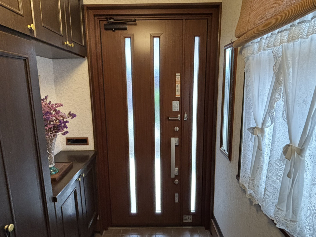 押田屋の断熱性、防犯性の高い最新の玄関ドアへ取替しましたの施工後の写真2