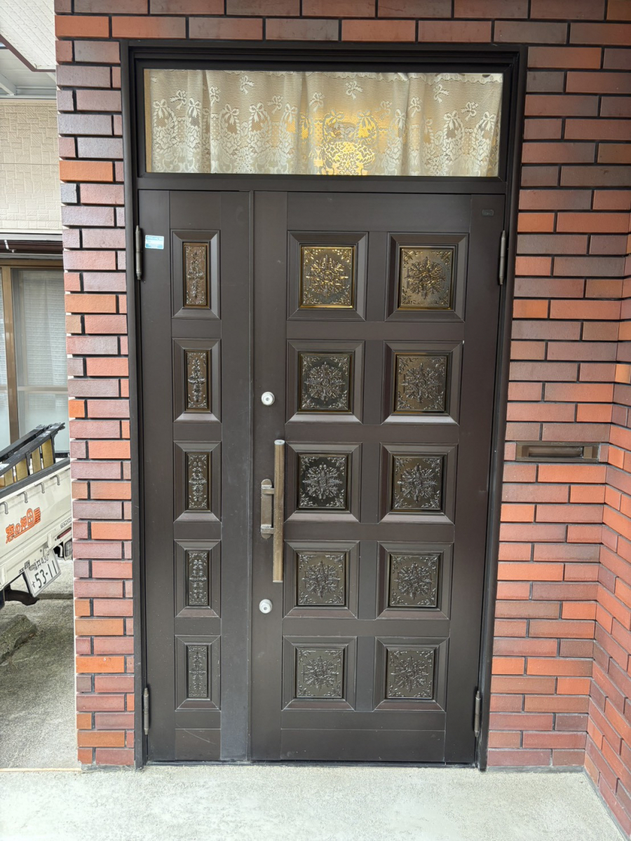 押田屋の断熱性、防犯性の高い最新の玄関ドアへ取替しましたの施工前の写真1