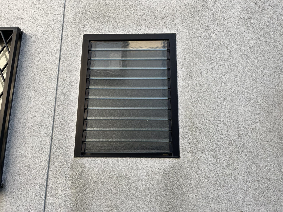 押田屋のルーバー窓から横すべり出し窓へ取替しましたの施工前の写真1