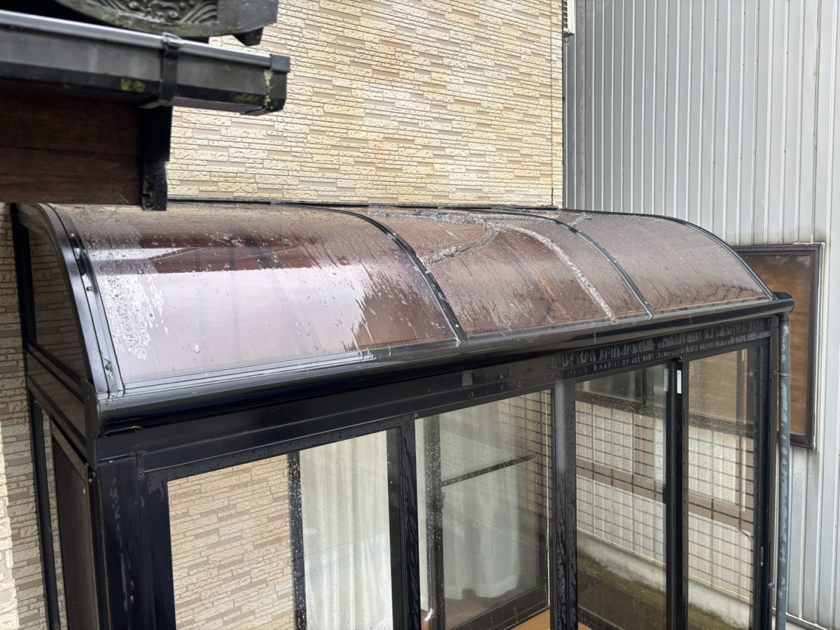 押田屋のテラス屋根のパネルが破損したので取替させていただきましたの施工前の写真1