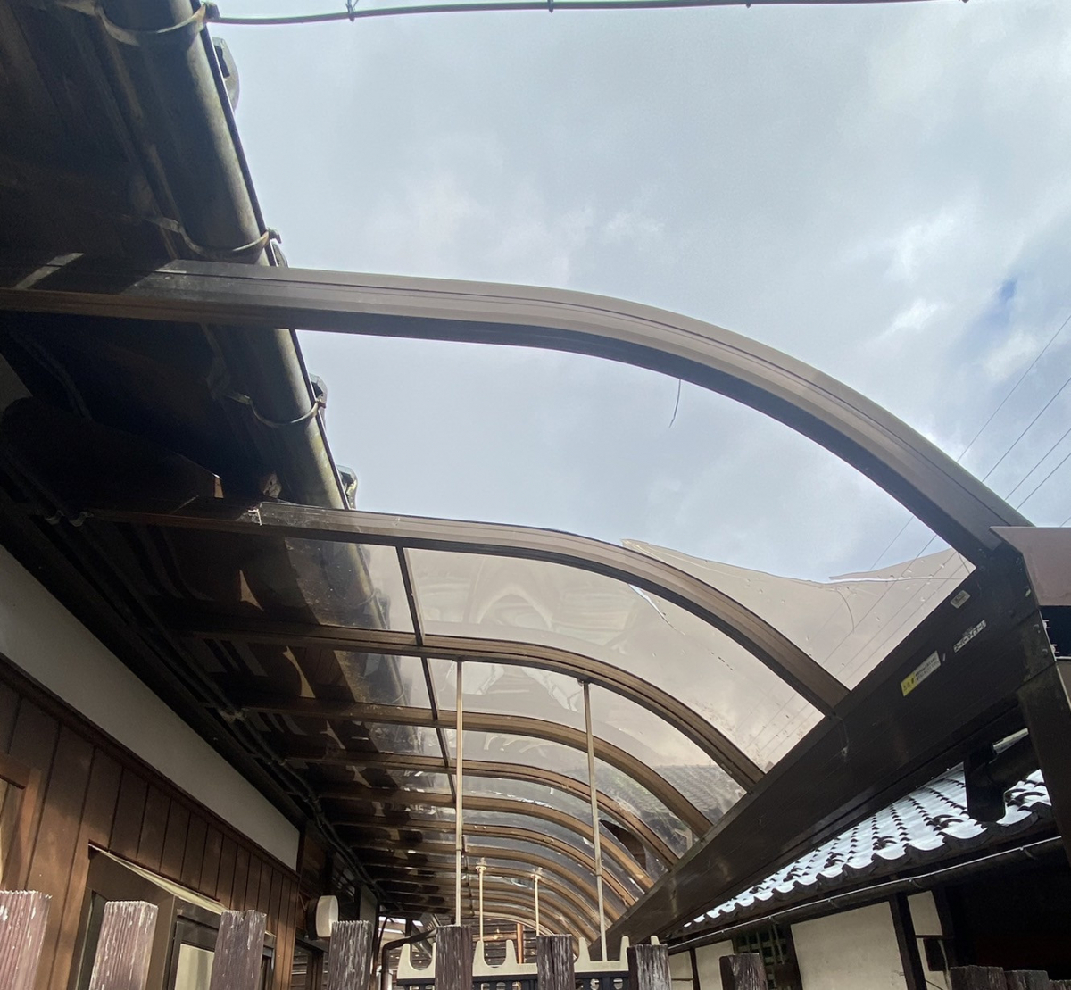 押田屋の雪で割れてしまったテラス屋根を新しく取替えました！の施工前の写真1